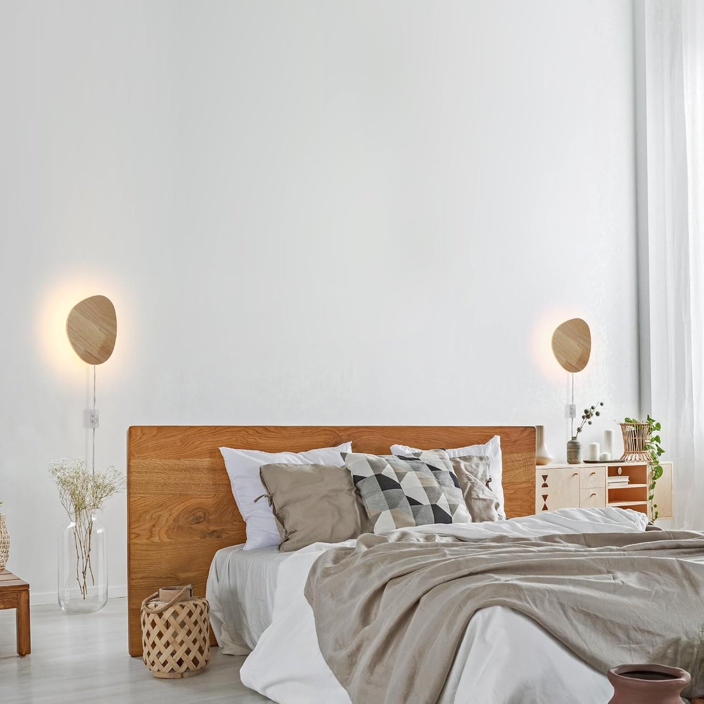 Modern Minimalist Plug in Wall Sconces, 7.9'' Plug-in Or Cordless Wood Backlight LED Wall Lamp, 8W, 700LM Warm White Brightness Wall Light Fixtures for Bedroom, Living Room Wall Décor