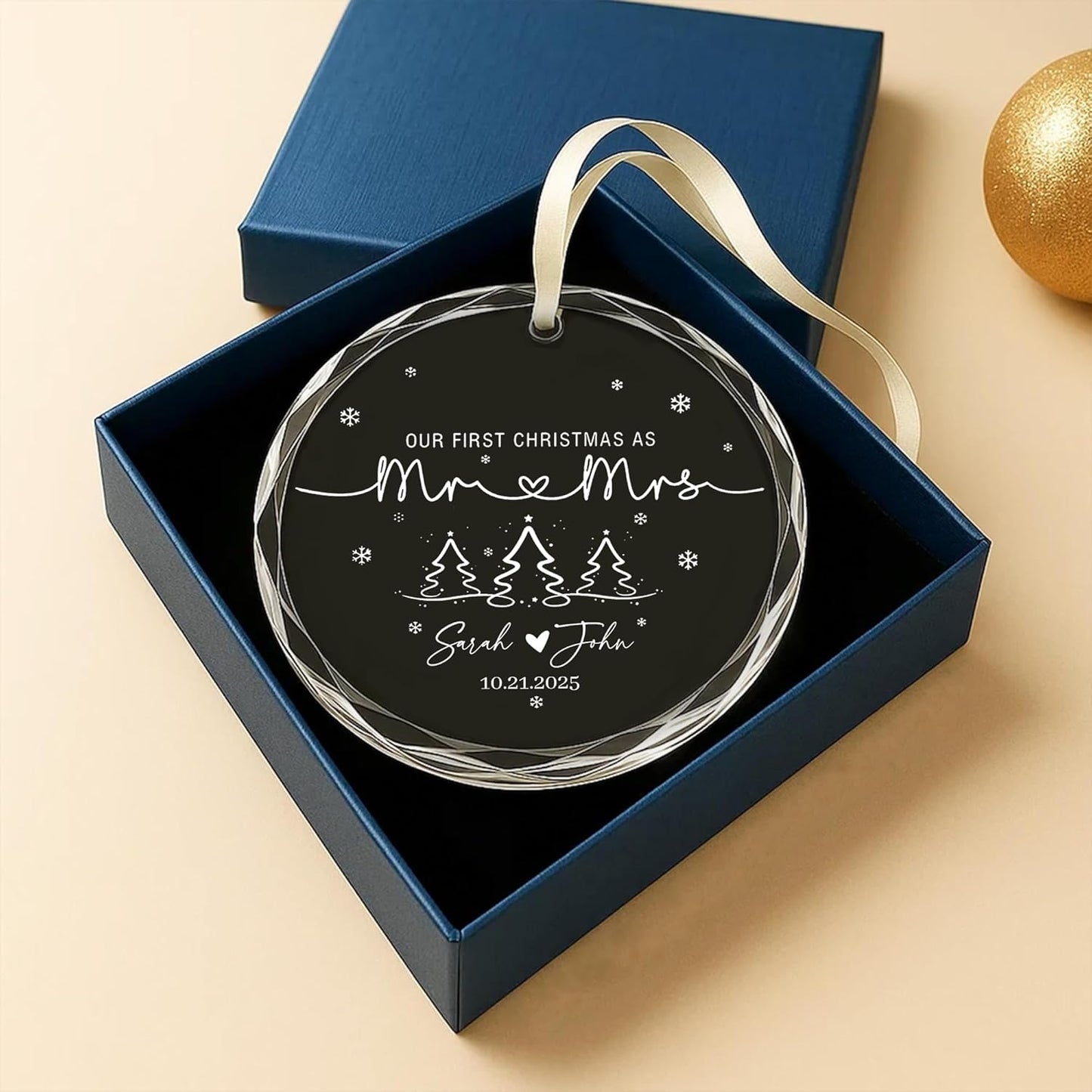 Personalized Glass Ornament 2025 for Married Couples with Name, Custom Wedding Keepsake Gift for Newlyweds, Anniversary or Christmas Décor, Mr and Mrs Ornament A4